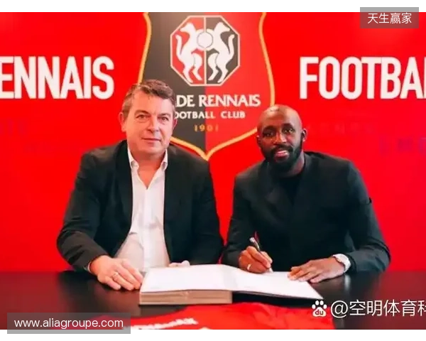 罗马诺:切尔西正与福法纳就本赛季冬窗的永久转会进行协商 罗马诺:切尔西正与福法纳就本赛季冬窗的永久转会进行协商